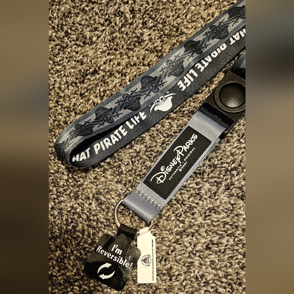 NWT Disney Parks Reversible Pin Lanyard Pirates of Caribbean - Picture 2 of 6